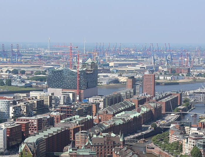 Hamburg Speicherstadt, 2013-06-08 Highflyer HP L4715" by Alchemist-hp (talk) - Own work. Licensed under CC BY-SA 3.0 via Wikimedia Commons
